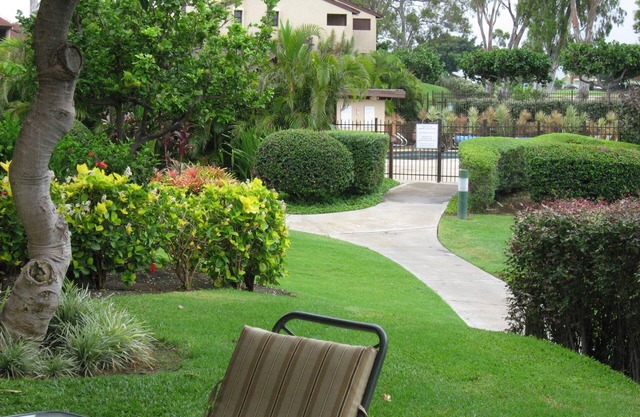 First floor-Walk to pool, BBQ and hot tub. Golf course frontage. Paradise