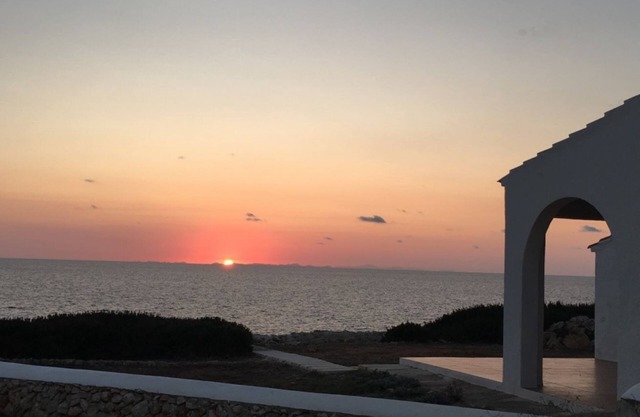 FIRST LINE HOUSE, WALKING TO THE BEACH. IDEAL FAMILIES. IMPRESSIVE SIGHTS