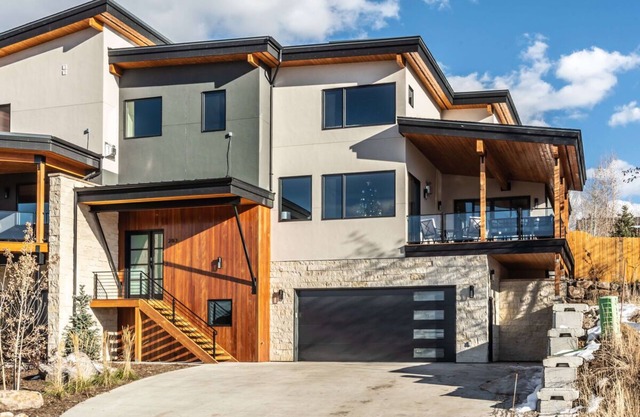 🐟 Fish Creek Ridge | New Decor | Private Hot Tub | Luxe Home | Pet Friendly!