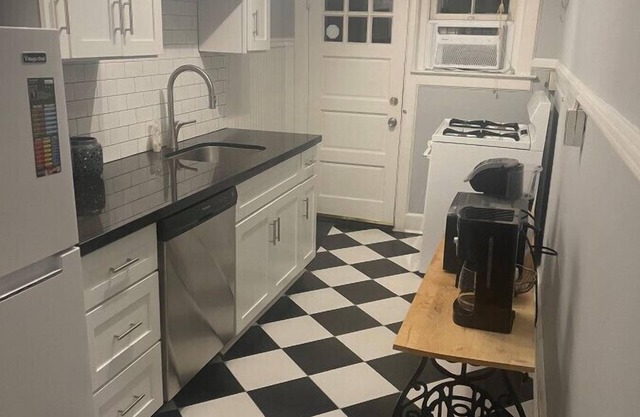 Fisher Park condo on Elm St., new kitchen, 1 mile from downtown