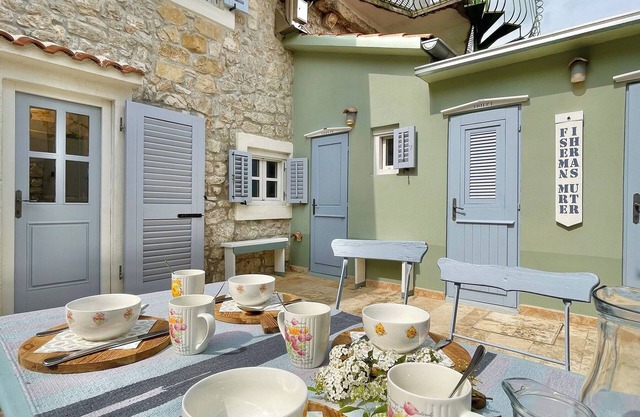 Fisherman House with courtyard and garden in Country Style