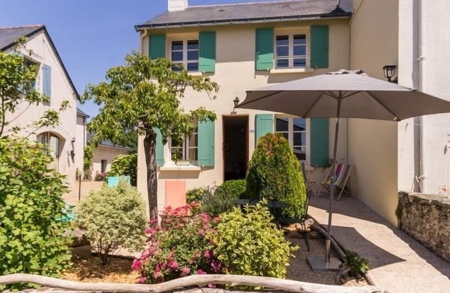Fisherman's house with terrace by the Loire, wifi, bikes and baby equipment