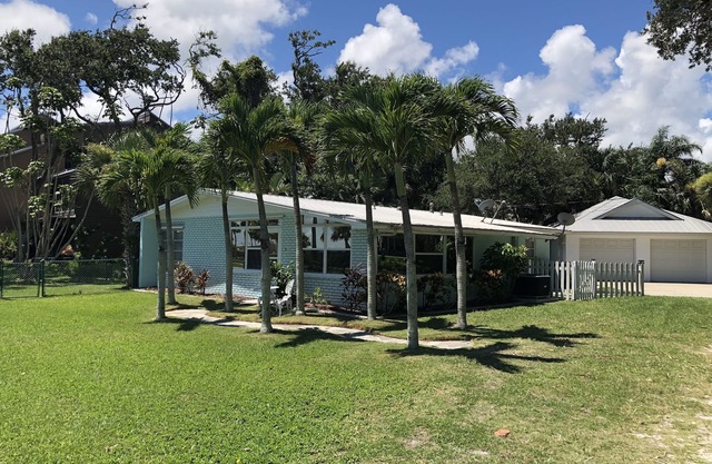 Fishing, river view, pet friendly and 90 minutes from Disney and Orlando parks.