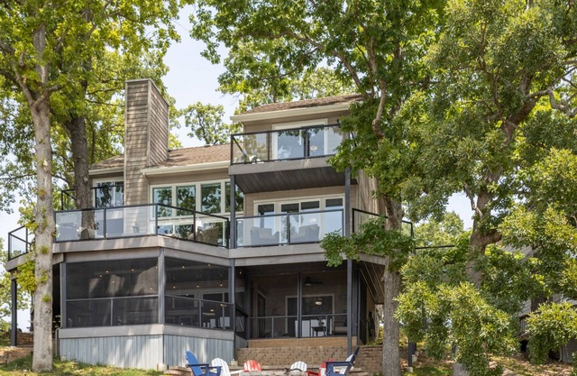 Five Oaks Lakehouse - Luxurious Home with a Game Room and Lakeside Fire Pit!