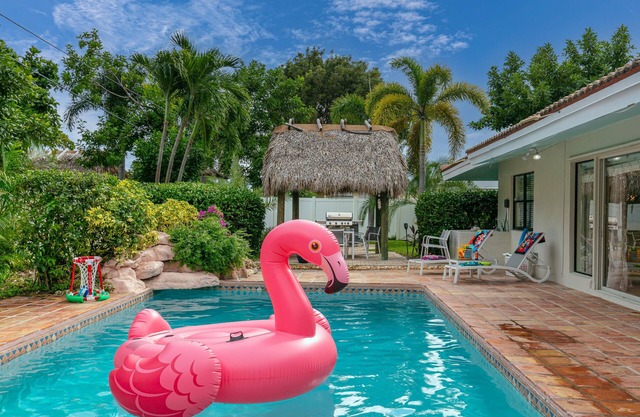 FL Luxury! 4BR/2.5BA/Kng Ste,Htd Amazing Pool,Tiki Hut & Fire Pit -Walk to Beach