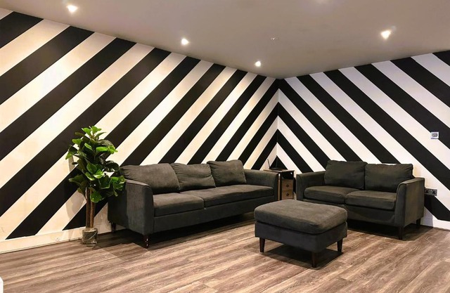 FLASH SALE Funky Holiday Accommodation Central Brighton Sleep 16 Guests