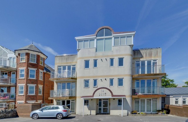 Flat 3 Deco - Three Bedroom Apartment, Sleeps 6
