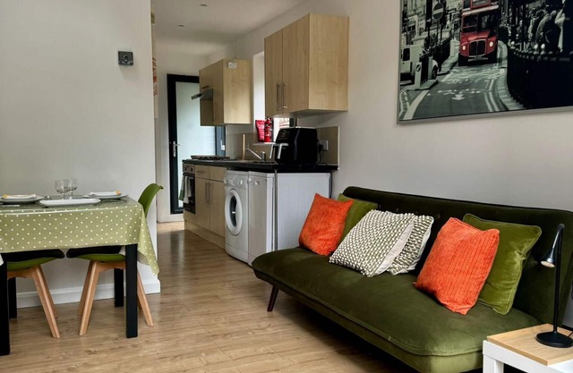 Flat Beaconsfield Bucks UKnw/patio & free parking sleeps 4