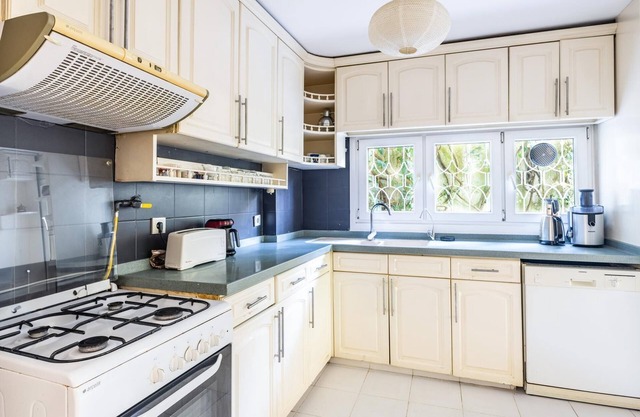 Flat with Garden 10 min to Bebek Shore