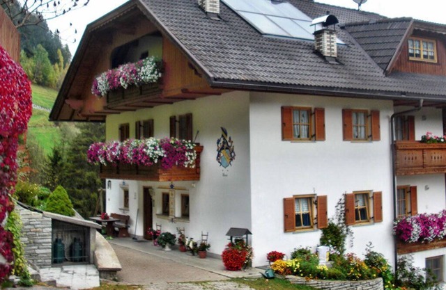Flatscherhof Idyllically situated in the heart of the Kronplatz hiking/skiing area