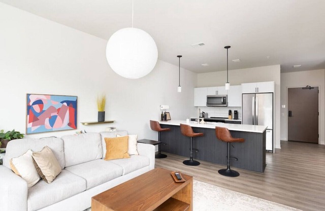 Flexhome East Side Luxury 1BR Apt - Near Brady St with Balcony and Lounge