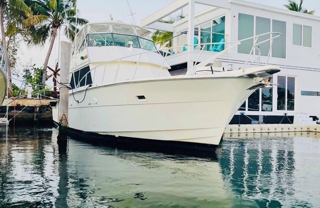 Floating Island Escape: Spacious 65' Hatteras Boat, Full Amenities & Sun Deck
