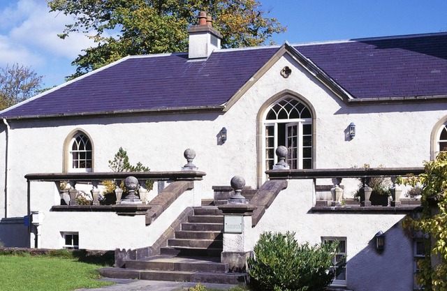 Flora MacDonald Apartment - an apartment that sleeps 4 guests in 2 bedrooms