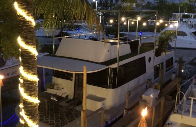 Florida Keys Luxury Houseboat, Unique living on the Water WiFi