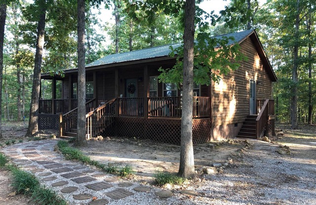 Folk Cabin! Secluded Modern 2 BR/2 Full Bath Cabin just behind Ozark Folk Center