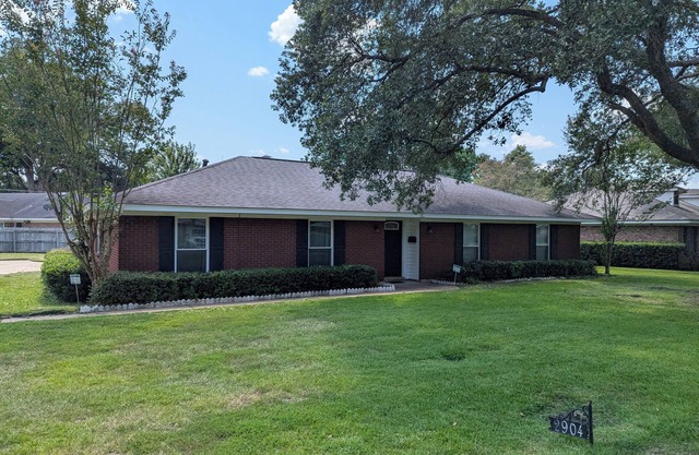 Forget your worries in this spacious and serene space.