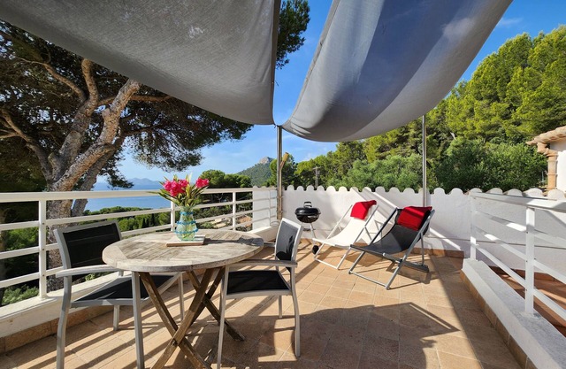 FORMENTOR studio, panoramic view, direct sea access, swimming pool, air conditioning, wifi, parking