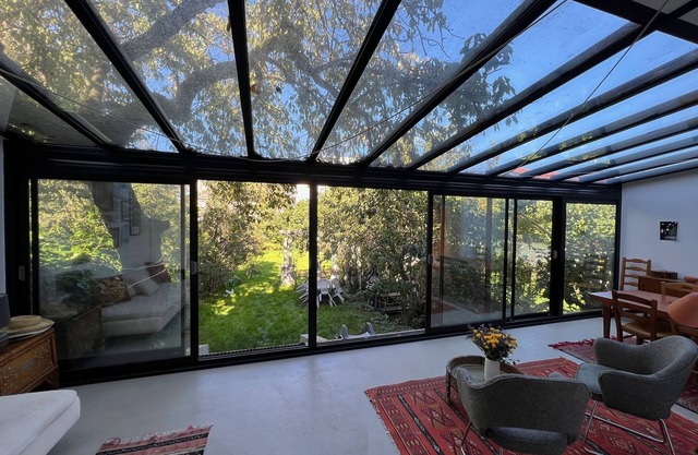 Former farmhouse with courtyard and large garden 2 steps from Paris (metro access line 11)