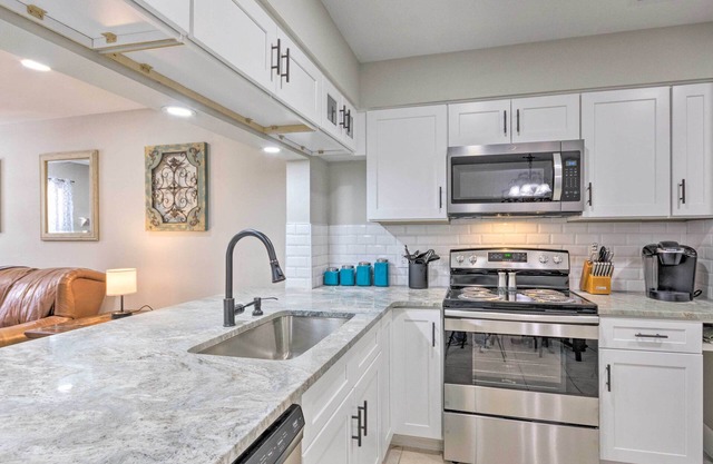 Fort Walton Beach Townhome < 3 Mi to the Beach!