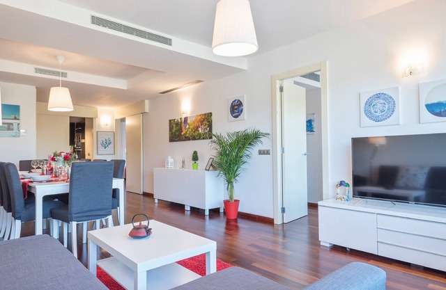 Forum Tower Next to the beach. New!