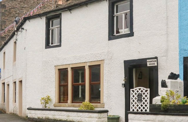 FOUNTAIN HOUSE, pet friendly, character holiday cottage in Ingleton