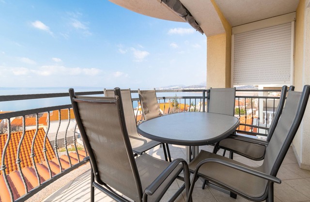 Four-bedroom apartment with terrace and sea view Klenovica, Novi Vinodolski (A-20556-a)