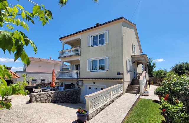 Four-bedroom apartment with terrace Sveti Anton, Krk (A-20344-a)