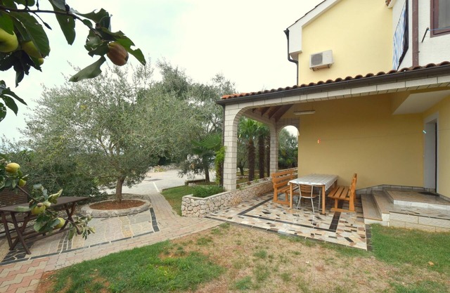 Four-bedroom apartment with terrace Njivice, Krk (A-21846-a)