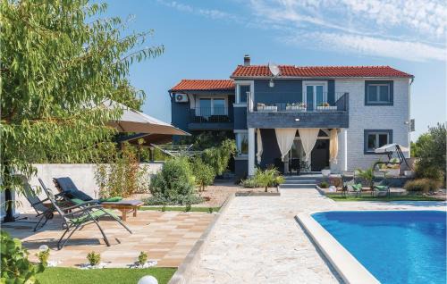 Four-Bedroom Holiday Home In Skradin-Dubavice