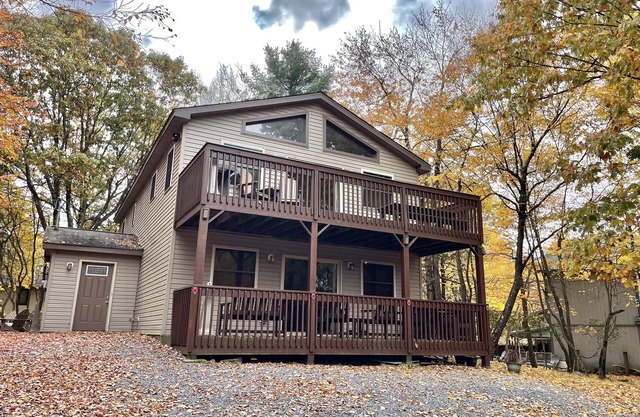 Four Seasons Vacation Home By Lake, HOT TUB, WIFI,BEACH passes, Canoe, FIRE PIT