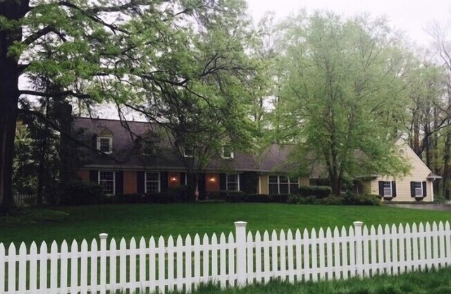 Fox Knoll 2nd floor apartment -Indy 500 Race! Park- like setting. 2 bedrooms!
