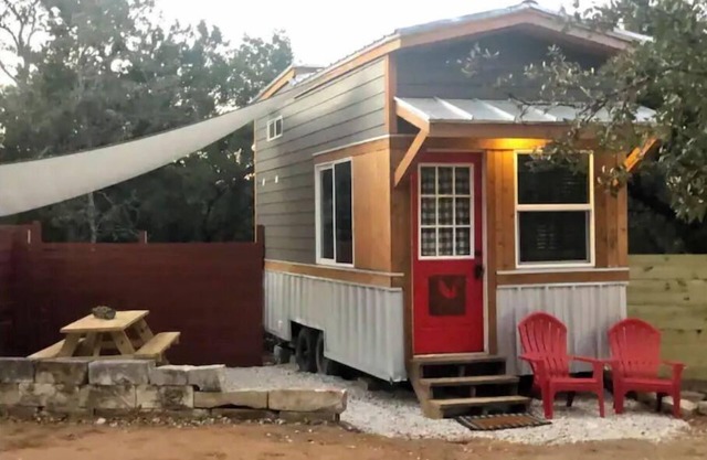 "Fox" tiny home in 2 acre gated boutique resort with pool!