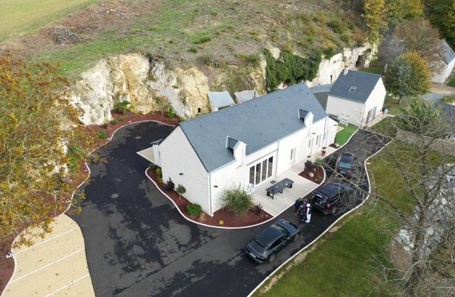 Luxurious Getaway: Private Jacuzzi, Sports Facilities, Near Loire Castles & Beauval Zoo