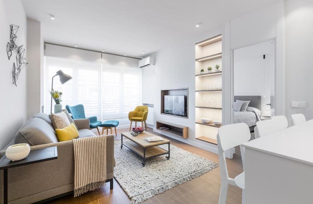 Francisco Silvela Apartment by Flatsweethome