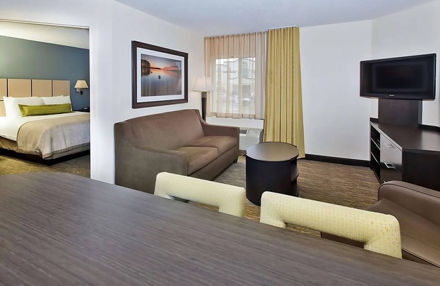 Frank H McClung Museum Tour! 2 Pet-friendly Suites w/Kitchen & FREE Parking!