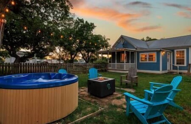 Fredericksburg Farmhouse, Wine Country, Hot Tub