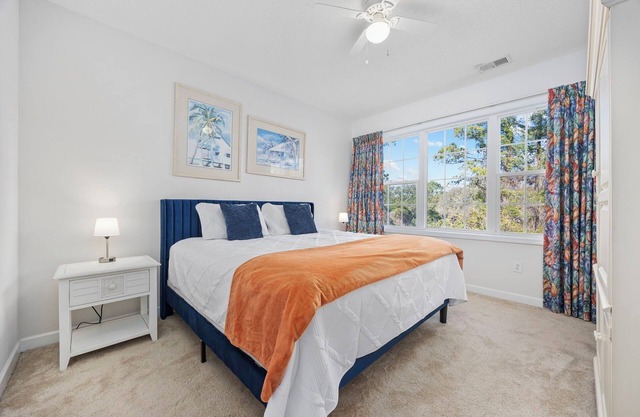 Free Beach Shuttle, Pool, Pickleball Court! King Bed, Parking, Resort Activities