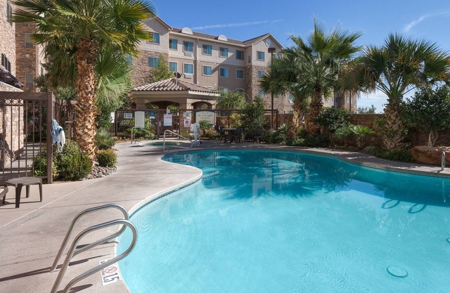 Free Breakfast. Hot Tub. Near New Mexico State University!