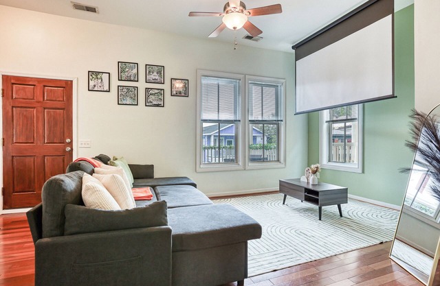 Free Early Check-In - 5 min to DT - Summer Getaway - Private Balcony + Telescope