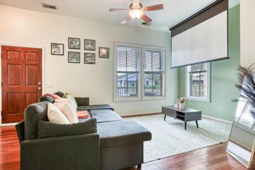 Free Early Check-In or Late Check-Out - 5 min to DT - Summer Getaway - Parking - Private Balcony, Telescope