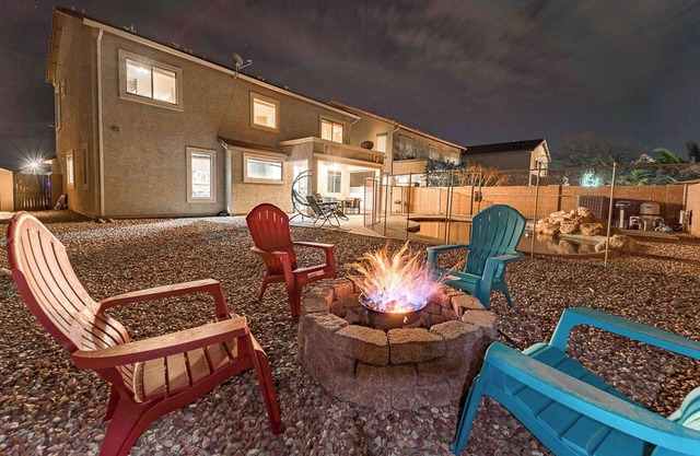 Free Pool Heat - Modern and Bright, Fire Pit