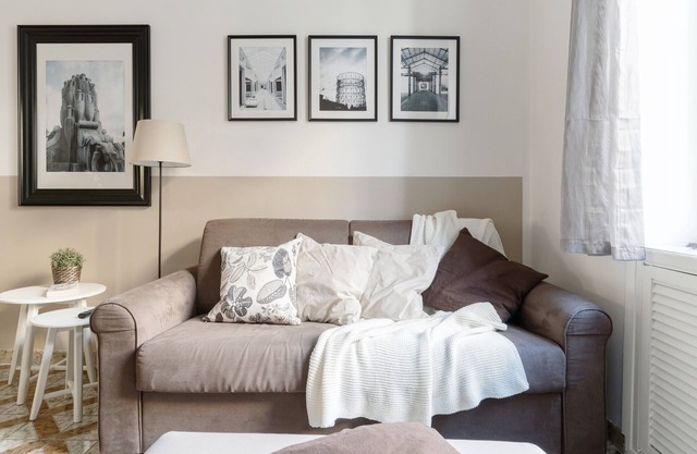 FREE WIFI Comfortable apartment overlooking the Anfore Fountain.