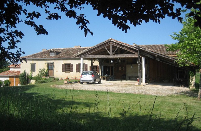 French farmhouse with pool and views of the Pyrenees