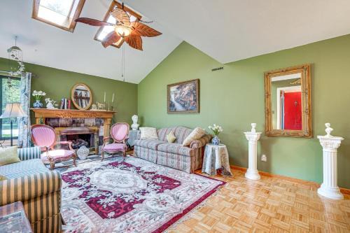 French-Inspired Townhome 9 Mi to Saratoga Springs!