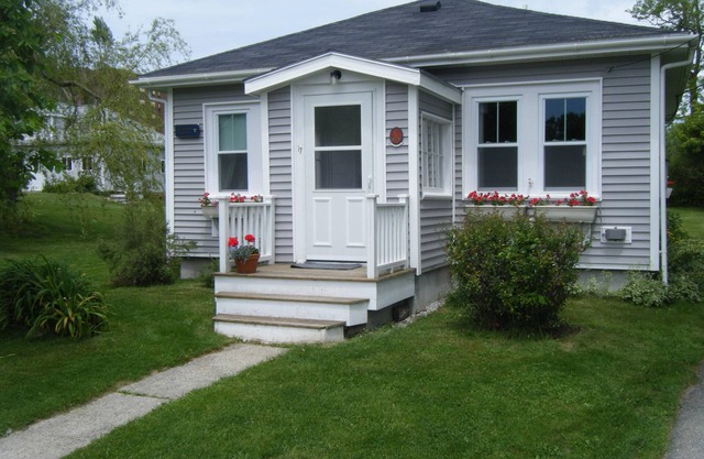 Fresh and Airy Cottage in Historic Village by Penobscot Bay