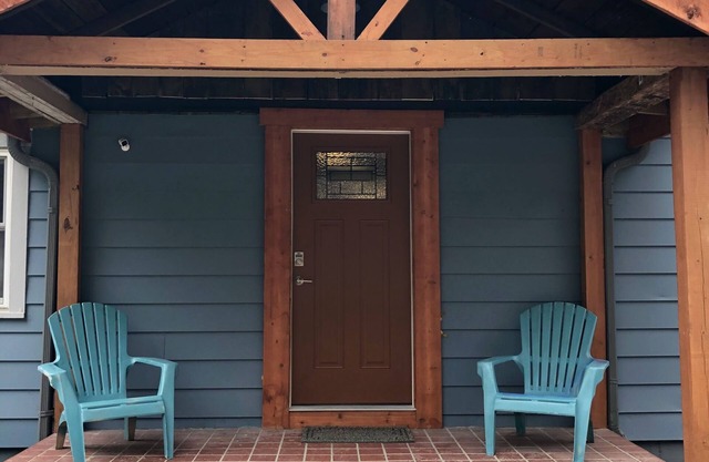 Fresh, nicely finished, three-bedroom cabin on the Baileys Trails!