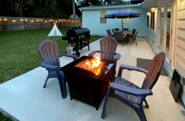 Freshly remodeled coastal inspired 3bed 2bath home sleeps 11! Minutes to beach!n