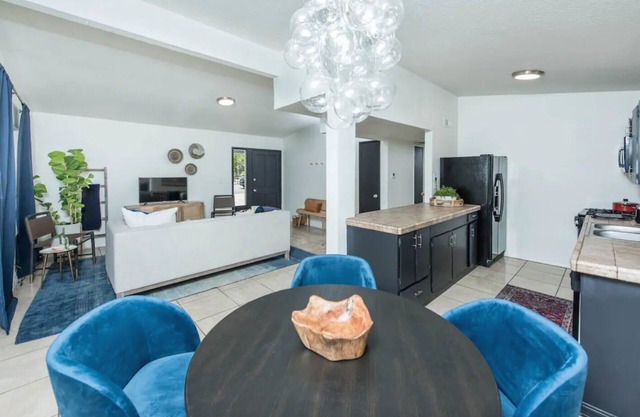 Fresno House| 3 Bed/2 Bath | Large Backyard | 1/2 mile to 41 hwy!