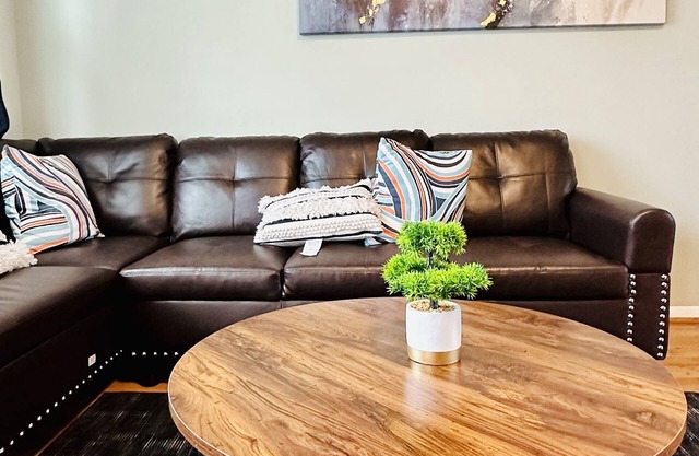 Friends & Family Getaway. Comfy, Spacious & bright (pool table/backyard)