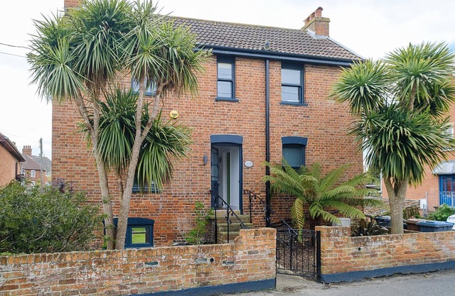 Frogmore Cottage - sleeps 8 guests in 4 bedrooms